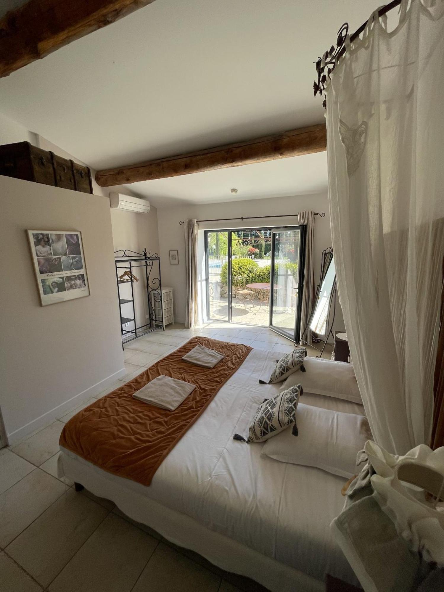 Le Mas Des Chutes Graveson Kamer foto