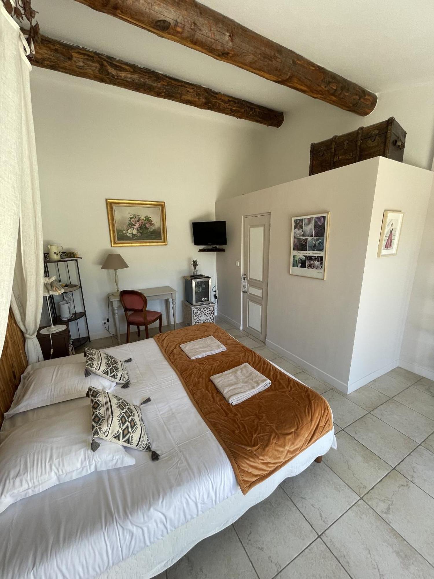 Le Mas Des Chutes Graveson Kamer foto