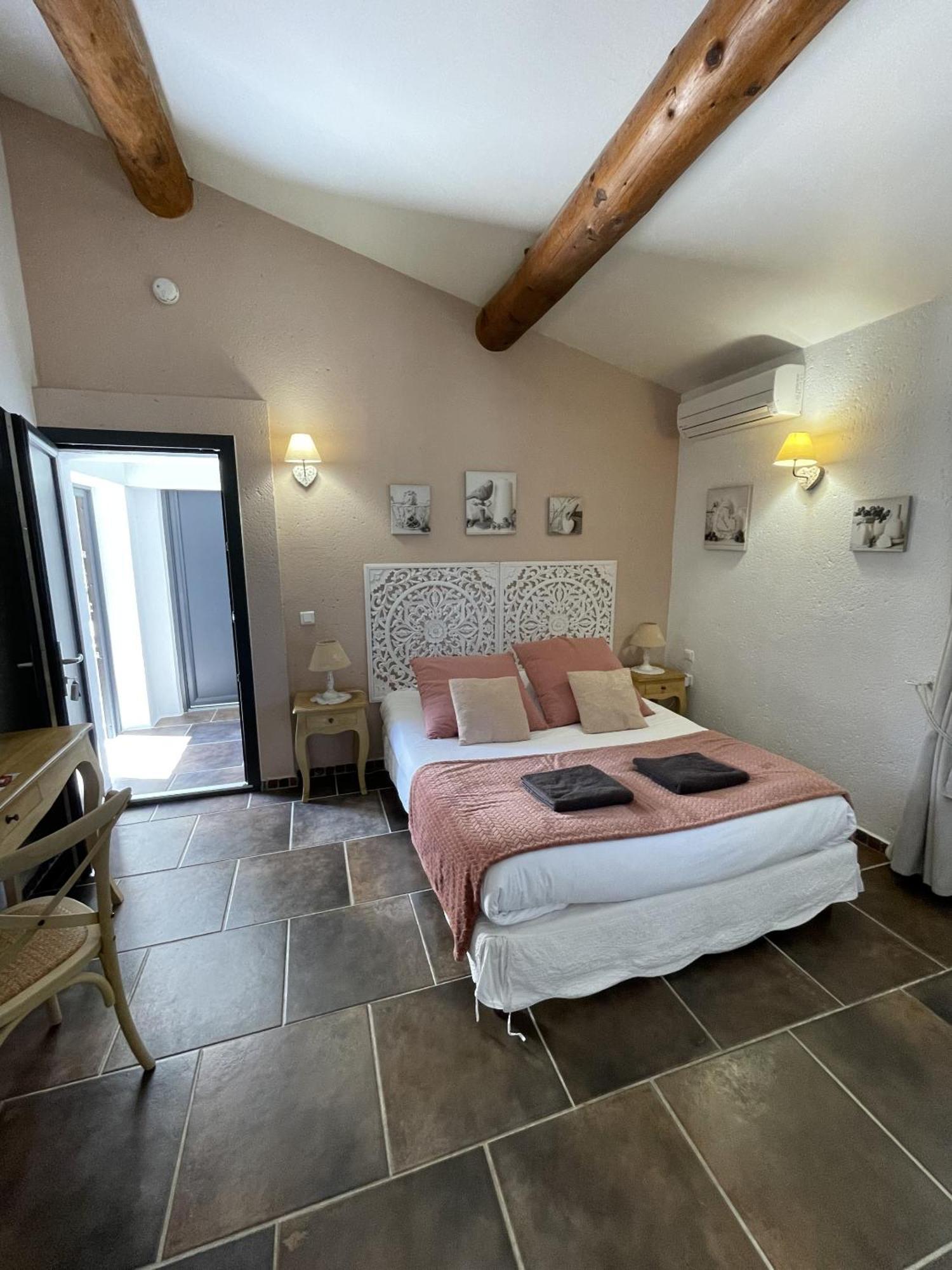 Le Mas Des Chutes Graveson Kamer foto
